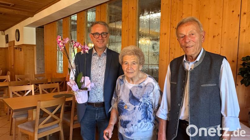 Bürgermeister Hermann Böhm überbrachte Betty und Helmut Eckl die Glückwünsche der Gemeinde Poppenricht und des Gemeinderats zur Gnadenhochzeit. Bild: Gerhard Eckl