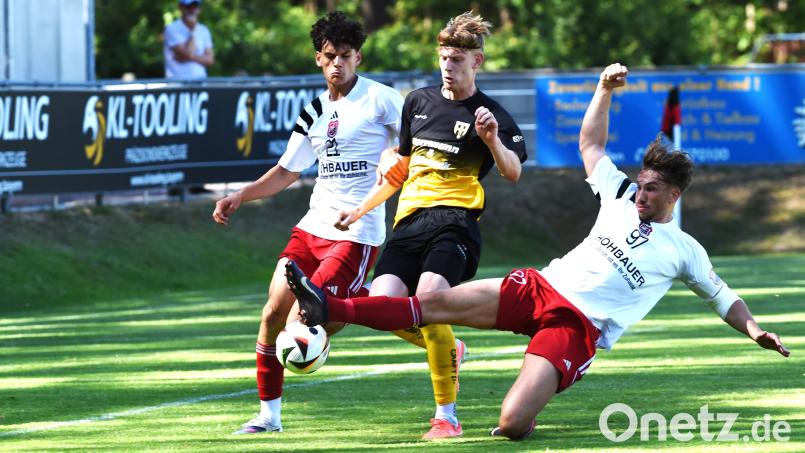Eine artistische Rettungsaktion durch Nico Argauer (rechts) vom SC Luhe-Wildenau im Spiel gegen Bayern Hof. Bild: Gerhard Büttner