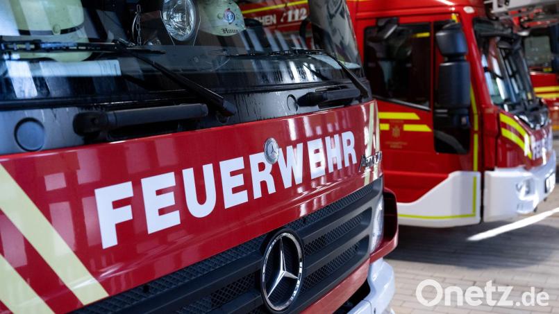 Die Feuerwehr kann die brennenden Stellen schnell löschen. (Symbolbild) Bild: Sven Hoppe/dpa
