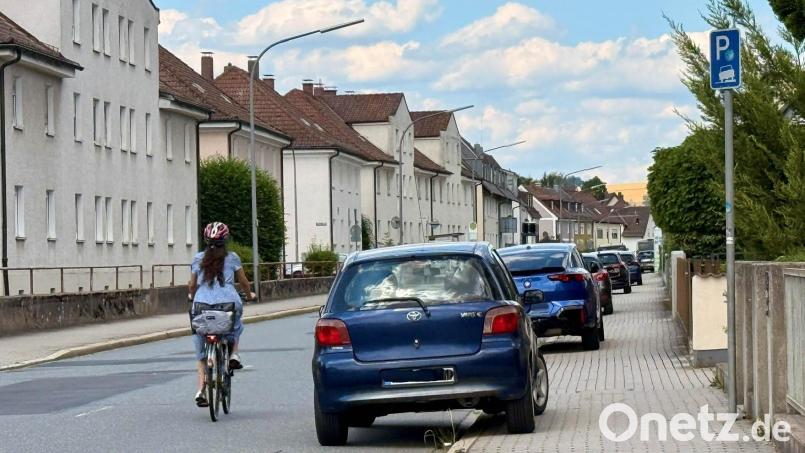 Fußgänger haben es hier mitunter schwer, an den parkenden Autos vorbeizukommen. In der Straße Hammerweg in Weiden – zwischen Dr.-Martin-Luther-Straße und Kantstraße – sollen Pkw künftig alternierend auf der Straße parken. Bild: Gabi Schönberger