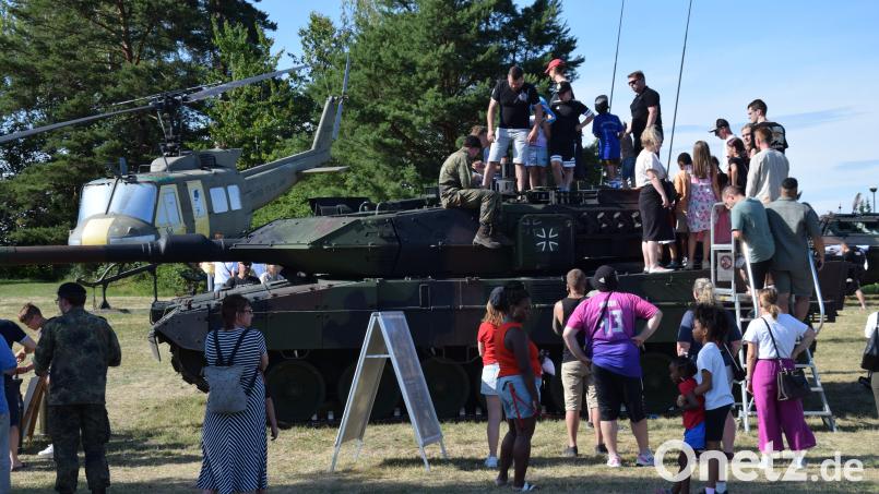 Gut besucht war immer die Fahrzeugschau der Bundeswehr auf dem Volksfestplatz in Hohenfels Bild: Paul Böhm