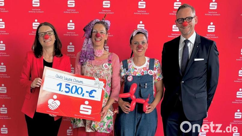 Die Gute Laune Clowns mit Vorstandsvorsitzendem Thomas Pickel (rechts), Julia Jakuttis alias Rosa Würschtel, Judith Gleixner alias Coco Schlupfhupf und Vorstandsmitglied Sonja Kalb (links). Bild: Sparkasse Amberg-Sulzbach