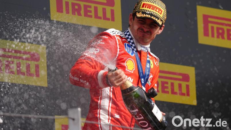 Charles Leclerc verspritzt den Sieger-Schampus. Bild: Jacob King/PA Wire/dpa