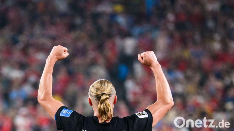 Torjubel mit neuem Schriftzug auf dem Trikot: Erling Braut Haaland. (Archivbild) Bild: Tom Weller/dpa