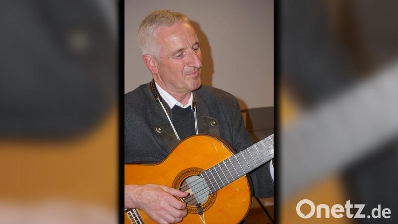 Josef Triebenbacher, der Pfarrer mit der Gitarre, feiert Goldenes Priesterjubiläum. Bild: Konrad Rosner