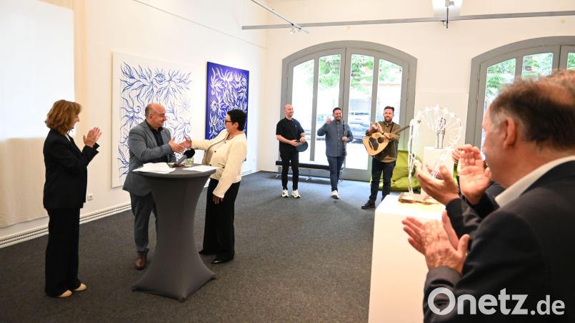 Trikalas Bürgermeister Nikos Sakkas (Zweiter von links) und Ambergs 2. Bürgermeisterin Birgit Fruth (Dritte von links) beim Empfang im Stadtmuseum Amberg anlässlich der 25-jährigen Städtepartnerschaft. Bild: Simon Hauck, Stadt Amberg