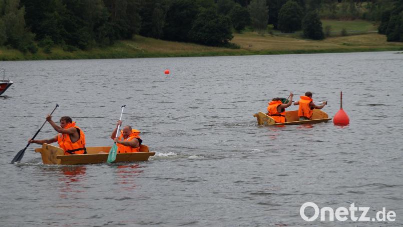 Paddelspaß am Eixendorfer Stausee: Jeweils zwei Teams rudern gegeneinander um die Boje herum und zurück zum Ufer. Bild: Elfriede Weiß