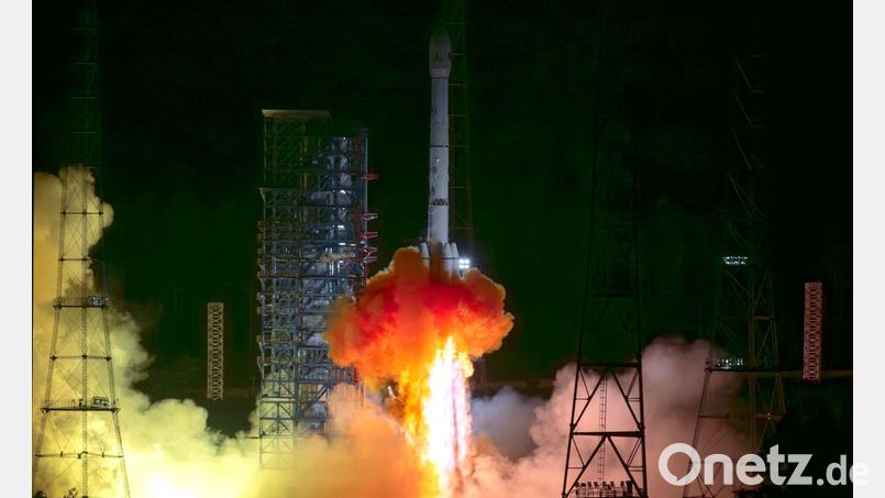 Chinas Tianwen-2-Sonde hob vergangenes Jahr an Bord einer Langer-Marsch-3B-Trägerrakete ab. Nun hat sie ihr Ziel erreicht. (Archivbild) Bild: Cai Yang/XinHua/dpa