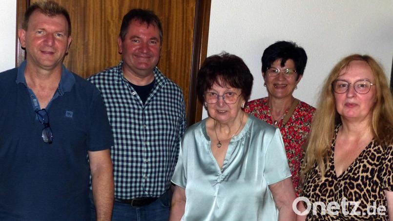 Ihren 85. Geburtstag konnte jetzt Erika Hofmann feiern. Für die Gemeinde überbrachten Bürgermeister Alexander Goller und seine Stellvertreterin Irmi Bauer (hinten) die Glückwünsche zum Ehrentag . Mit auf dem Bild Tochter Martina (rechts) und Schwiegersohn Gunar (links). Bild: lgc