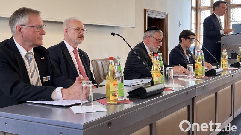 In der ersten Gesprächsrunde diskutierten Johannes Singhammer, Bundesvizepräsident a. D., Dr. Egils Levits aus Lettland, Oberrabbiner Pinchas Goldschmidt, Bundestagsmitglied Susanne Hierl (von links) diskutierten "Die Religionsfreiheit als Wertegrundlage des demokratischen Verfassungsstaates“. Am Pult spricht Morderator Notar Dr. Lovro Tomasic Bild: Marianne Moosburger