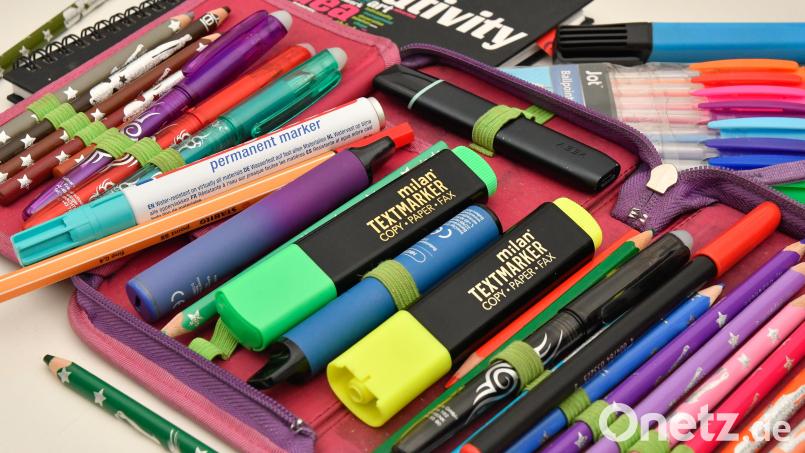 Wo liegt die "Vape"? Im Federmäppchen der Schüler sind E-Zigaretten und Vapes kaum von Stiften oder Textmarkern zu unterscheiden. Die E-Zigarette hier ist schwarz und liegt oben in der Mappe quer. Bild: Petra Hartl