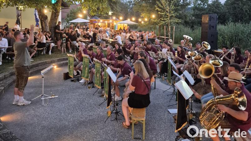 Ein musikalischer Hochgenuss dieses Wochenendes in der Steiermark: Der Auftritt der Musikkapelle Schwarzenfeld beim bekannten Teichfest in Gersdorf. Bild: mab