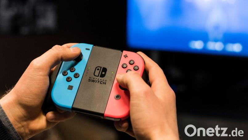 Die ursprüngliche Generation der Switch-Konsolen blieb als günstigerer Einstiegsweg in die Nintendo-Welt im Angebot. (Archivbild) Bild: Christophe Gateau/dpa
