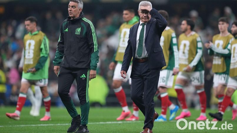 Aguirre (rechts) übergibt das Traineramt wie geplant an Mexiko-Ikone Márquez. Bild: Moises Castillo/AP/dpa