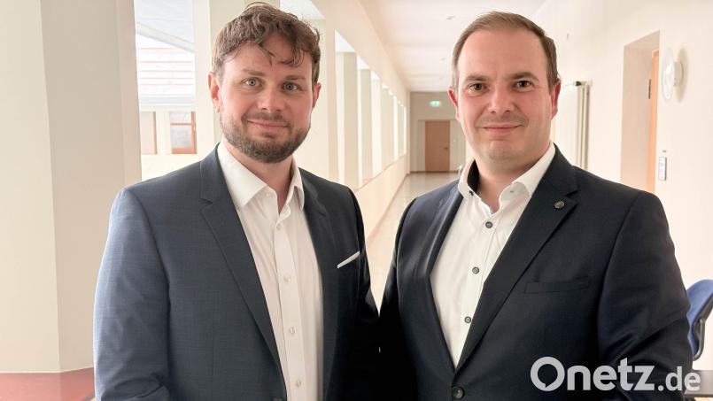 Die beiden neuen an der Spitze der Kliniken Nordoberpfalz AG: Vorstand Ralph Junghans (rechts) und Klinikdirektor Tim Egger. Bild: Gabi Schönberger