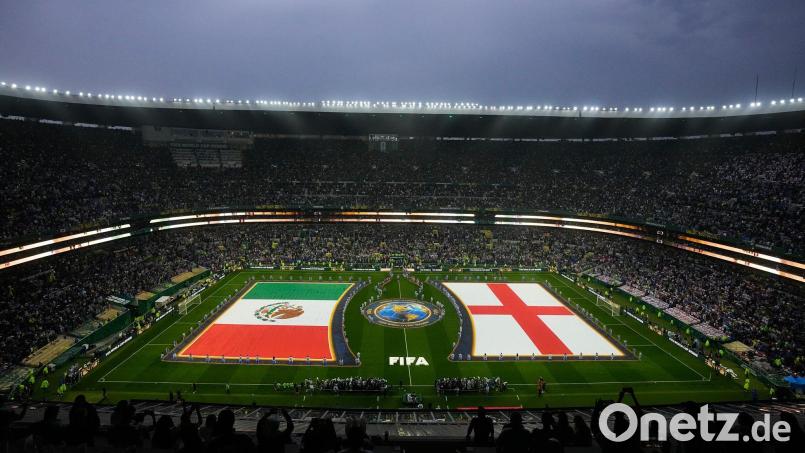 Das WM-Spiel begann mit Verzögerung wegen des schlechten Wetters. Bild: Fernando Llano/AP/dpa