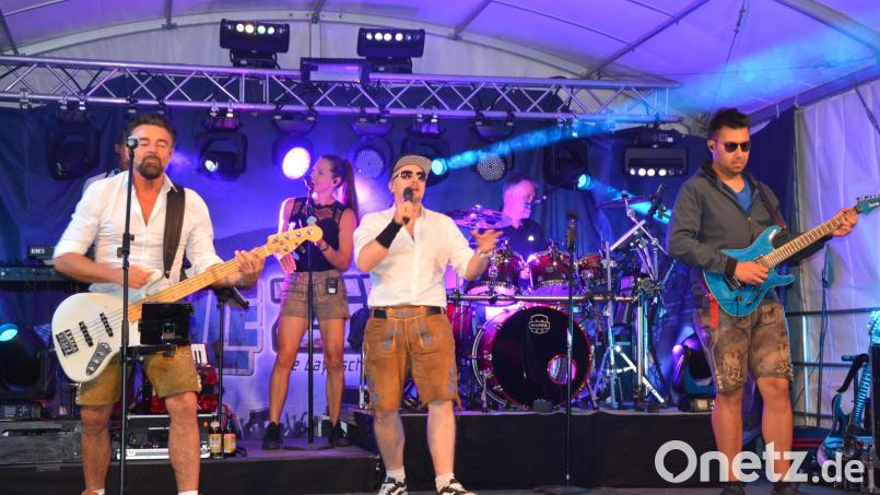 Die Gruppe "Geile Zeit" begeisterte am Samstagabend bei Rock in Staaz in Großensterz mit vielen Partysong und sorgte für gute Laune. Bild: Josef Rosner