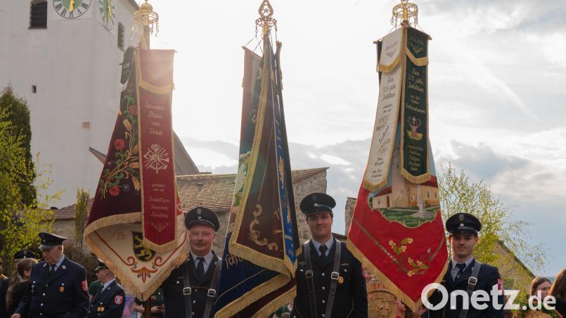 Die drei Fahnenträger (von links) Dominik Bauer von der FFW Rottendorf, Julian Gschrey vom Patenverein FFW Gösselsdorf und Leon Jetschmann vom Ehrenpatenverein FFW Trisching stehen bereit für das Jubiläum. Bild: Stefanie Jahn