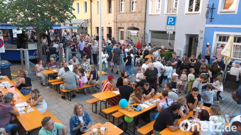 Sitzplätze waren in der Auerbacher Außengastronomie bei der Veranstaltung "Sommer in der Stadt" vor allem gegen Abend immer schwerer zu bekommen. Bild: Klaus Trenz