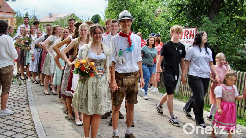 Das Klingeln des Weckers nach einer halben Stunde Tanz- und Gesangsrunden während des Baumaustanzens kürte Mia Neubauer und Moritz Probst zum Kirchenreinbacher Oberkirwapaar 2026. Bild: Leonhard Ehras