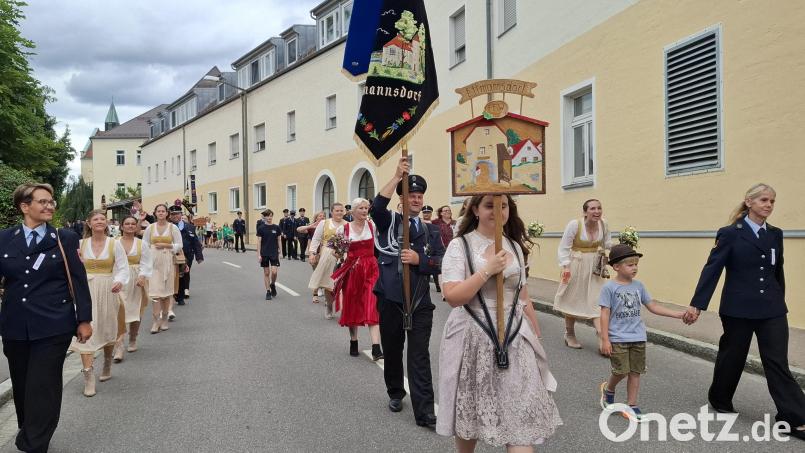 Die Feuerwehr Ettmannsdorf konnte endlich Jubiläum feiern. Darüber freuten sich auch die Festdamen und Festmutter Manuela Moder (in Rot). Bild: Gabriela Amann