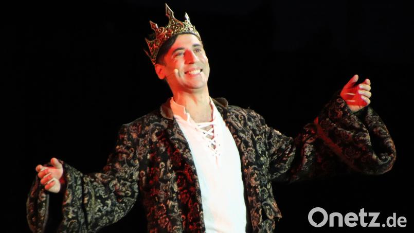 Im thüringischen Gotha wird das Theaterstück "Königshaut" des Schwandorfer Autors Wolfsmehl uraufgeführt. Schauspieler Manuel Karadeniz (Bild) spielt die Hauptrolle. Der 37-Jährige stammt ebenfalls aus Schwandorf. Bild: Thomas Dobler