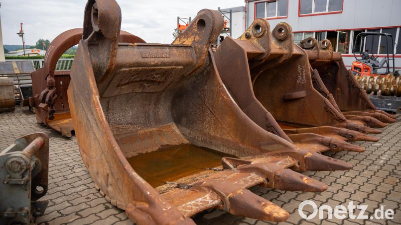 Zu Besuch bei der Firma Bergauer Regenerierung in Waldsassen. Große Baggerschaufeln auf dem Werksgelände Bild: Marina Gube