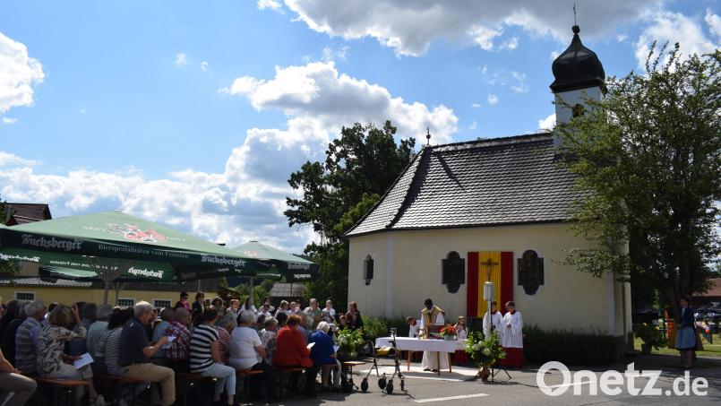 Seit 100 Jahren ist die Dorfkapelle der Mittelpunkt der Ortschaft Trichenricht. Aus diesem Anlass feierte Pfarrer Savari mit vielen Gläubigen einen Festgottesdienst. Bild: Richard Braun