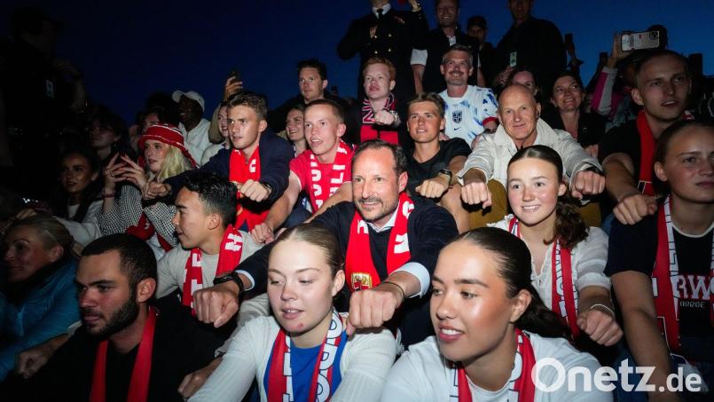 Norwegens Kronprinz im WM-Fieber: Haakon „rudert“ mit seinen Landsleuten vor dem Schloss in Oslo. Bild: Javad Parsa/NTB Scanpix/AP/dpa
