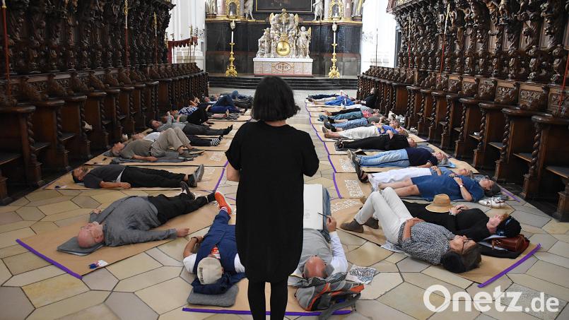 An der Veranstaltung "Aktionsraum Schlaf" in der Basilika nahmen 23 Personen teil. Künstlerin Anne Glassner aus Wien leitete das Projekt, das vom Kunstobjekt Badehaus Maiersreuth ins Leben gerufen wurde als einen Teil der Reihe "Dormitorium". Bild: Ulla Britta Baumer