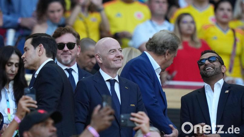 Gianni Infantino (M) bezieht Stellung. (Archivbild) Bild: Lynne Sladky/AP/dpa