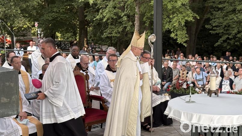 Der Regensburger Bischof Rudolf Voderholzer beim Einzug. Bild: Lukas Büchold