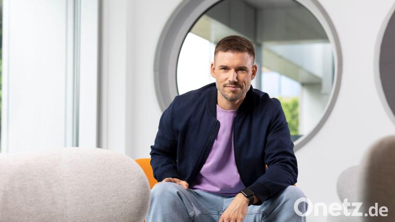 Marvin Fischer gibt sein Debüt als Moderator bei „hallo deutschland“, Bild: Jana Kay/ZDF/dpa