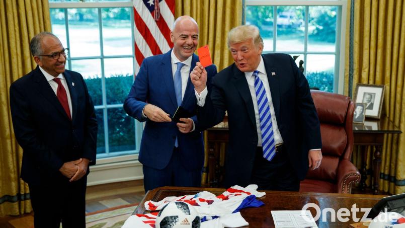 Wie groß ist Donald Trumps Einfluss auf die FIFA und ihren Chef Gianni Infantino (M)? (Archivbild) Bild: Evan Vucci/AP/dpa