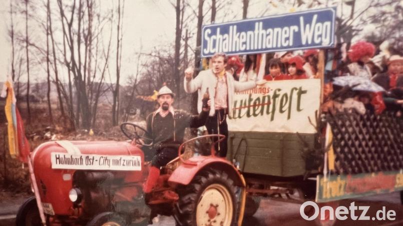 Bereits 1976 begannen die legendären Straßenfeste und die Tradition, einen Faschingswagen zu stellen. Bild: Archiv Demleitner