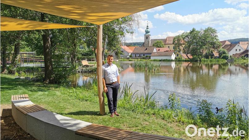 Neue Spiel- und Erholungslandschaft nahe der Altstadt: Bürgermeister Rudolf Teplitzky freut sich auf die Eröffnung der Marktweiheranlage beim Bürgerfest am 12. Juli. Bild: Gertraud Portner