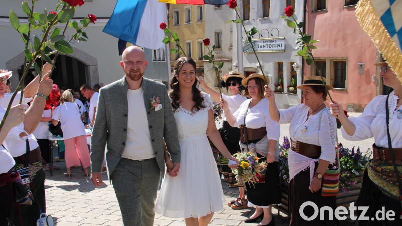 Auch die Marketenderinnen bildeten ein Rosenspalier für das frisch vermählte Paar. Bild: Hans Prem