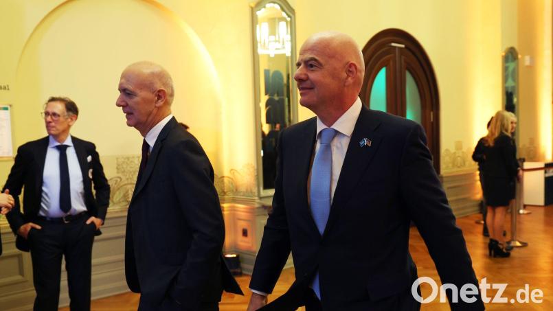 DFB-Präsident Bernd Neuendorf (2.v.r.) fordert Aufklärung von FIFA-Boss Gianni Infantino (r.). (Archivbild) Bild: Maja Hitij/Getty Images Europe Pool/dpa