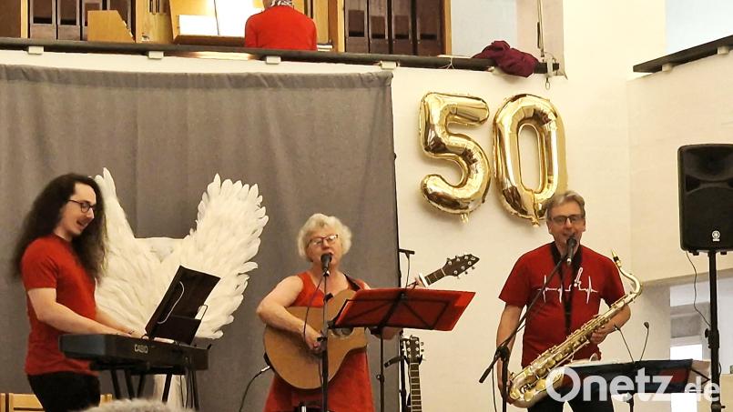 Die Band „Ephesus“ gestaltete den Gottesdienst zum 50-jährigen Jubiläum der Martin-Luther-Kirche in Neustadt/WN musikalisch mit. Bild: Reinhard Kreuzer