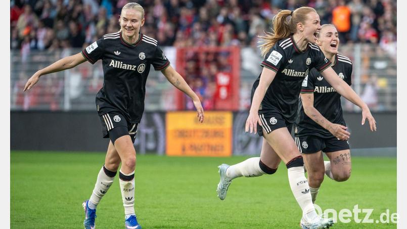 Pernille Harder (l) und die Bayern-Frauen siegten in der vergangenen Spielzeit mit 3:2 in Berlin. (Archivbild) Bild: Soeren Stache/dpa