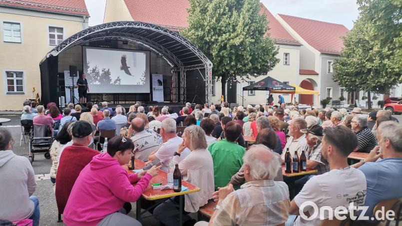 Joe Häckl (auf der Bühne) erklärte die Bilder, die er am Frauenstein bei Winklarn gemacht hat, auf der Großleinwand. Hier dreht ein Seeadler seine Runden. Bild: Annemarie Mösbauer