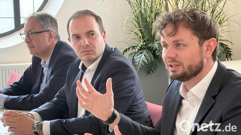 Klinikvorstand Ralph Junghans (Mitte) mit Klinikdirektor Tim Egger (rechts) und Sprecher Friedrich Peterhans. Bild: Gabi Schönberger