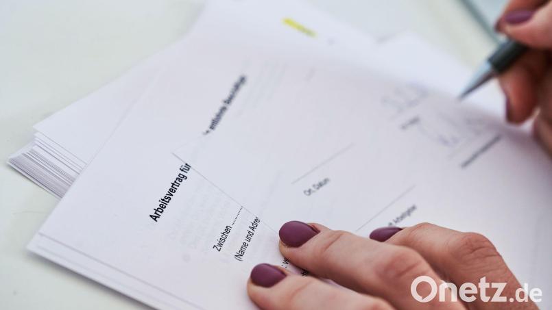 Arbeitnehmerinnen und Arbeitnehmer in Deutschland sollen verstärkt befristet eingestellt werden dürfen. (Symbolbild) Bild: Annette Riedl/dpa