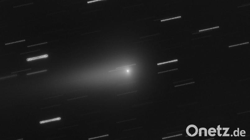 In der Mitte ist der Komet 3I/Atlas zu sehen. Die Sterne im Hintergrund erscheinen als Lichtspuren, weil die Aufnahme aus mehreren nacheinander aufgenommen Einzelbildern zusammengesetzt wurde. Bild: O. Hainaut/ESO/dpa