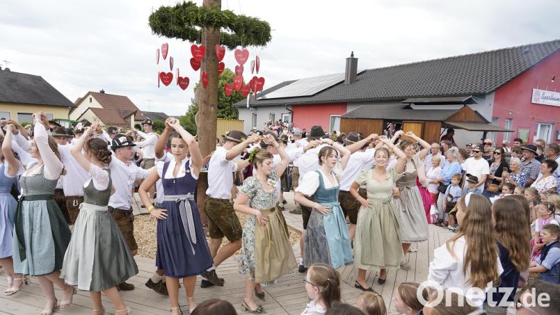 Figurentänze gehörten zu den einstudierten Tänzen der Kirwapaare. Bild: nib