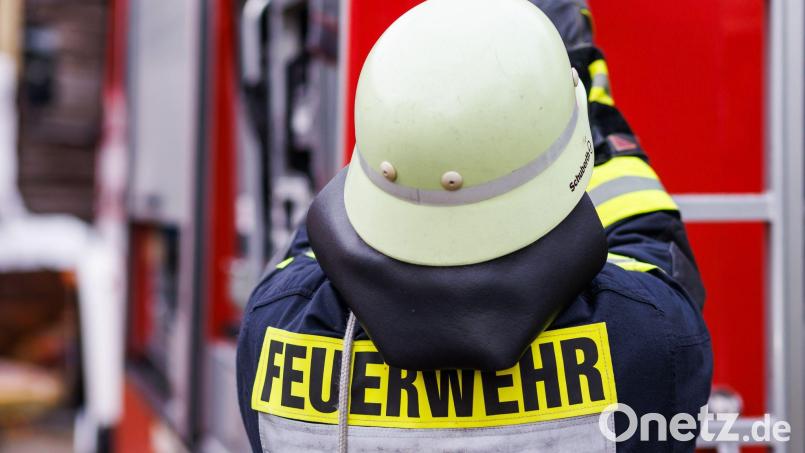 Feuerwehrleute löschten den Brand am Sonntag. (Symbolbild) Bild: Philipp von Ditfurth/dpa