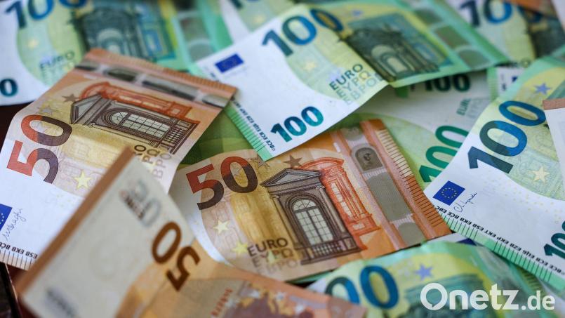 Die Polizei sammelt das Bargeld entlang der Autobahn wieder ein. (Symbolbild) Bild: Jan Woitas/dpa