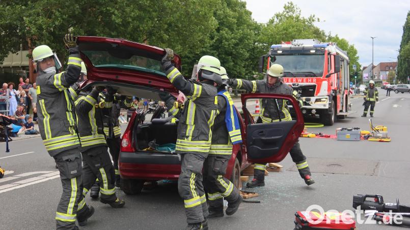 Ein Trümmerfeld vor dem Alten Rathaus. BRK und Feuerwehr führen vor, wie ein Unfallopfer aus einem Pkw gerettet wird. Bild: Helmut Kunz
