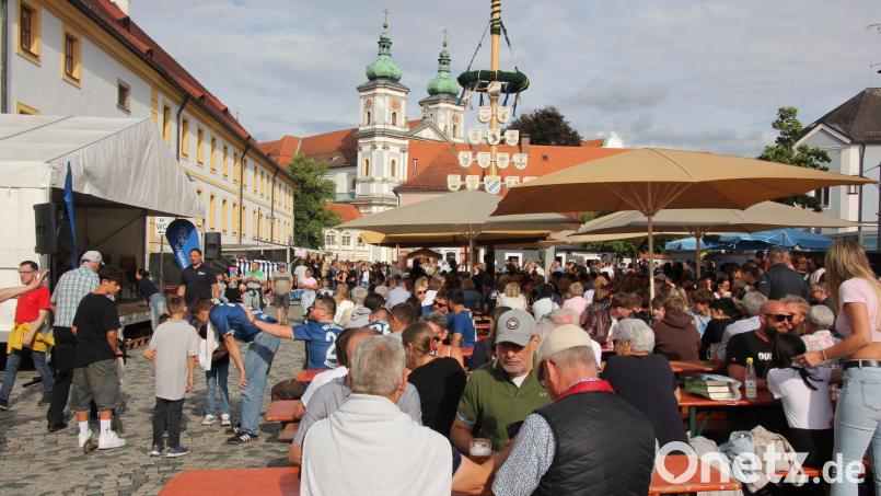 Mit der Basilika im Hintergrund bot der Blick auf das 44. Waldsassener Bürgerfest eine tolle Kulisse. Bild: Konrad Rosner