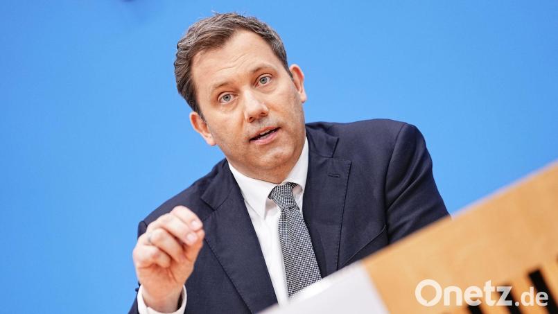 Hat auch eine Meinung zur umstrittenen FIFA-Entscheidung: Lars Klingbeil. Bild: Michael Kappeler/dpa